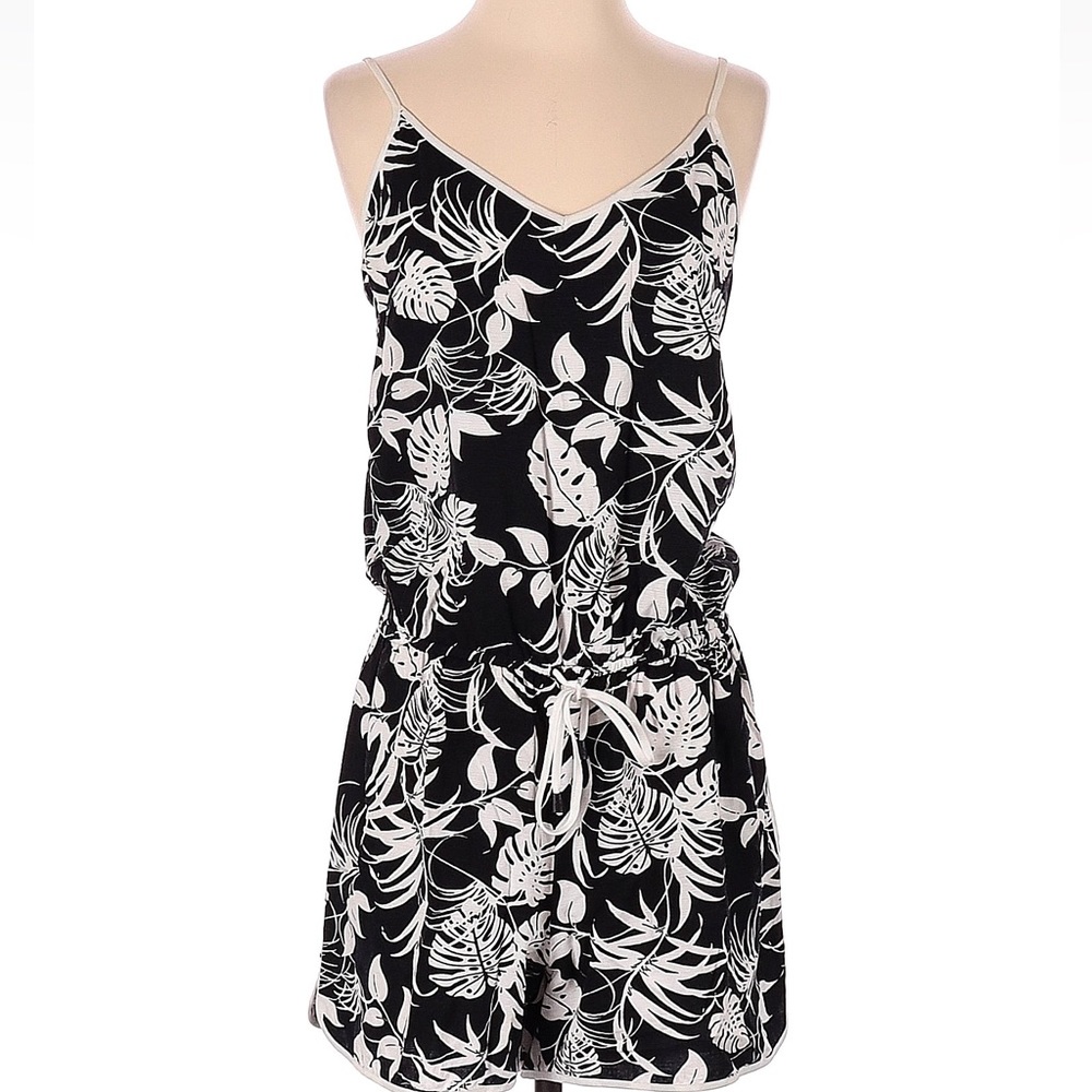 Beautiful NWOT  nice Vince Camuto Designer Black & White Romper in Size Small